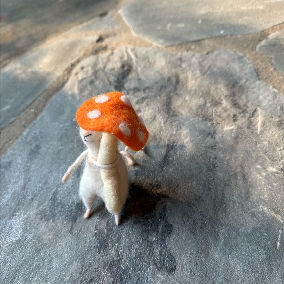 New🌟 Anthropologie Cozy Mouse With Mushroom - Picture 2 of 3